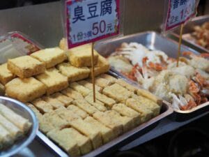 寧夏夜市の阿婆炸臭豆腐の揚げ臭豆腐