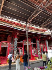 龍山寺の境内。朝8時の静かな参拝風景（2025年11月撮影）